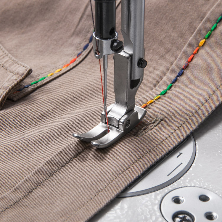 Automatic lockstitch machine with decorative stitch for light and medium materials, with built-in stepper motor and control - complete sewing machine